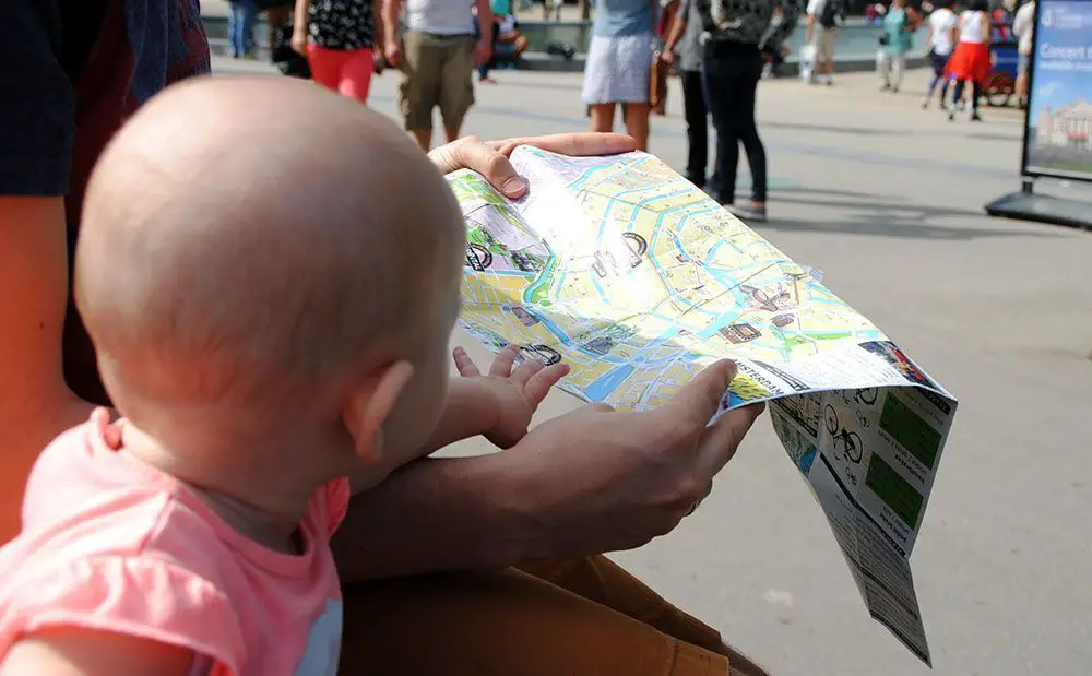 Un bebé señala el mapa. Viajar con hijos