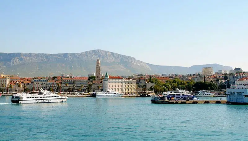 Ferry de Croacia hacia las islas de Croacia desde el puerto de Split