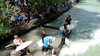 El río Eisbach se llena de surfistas