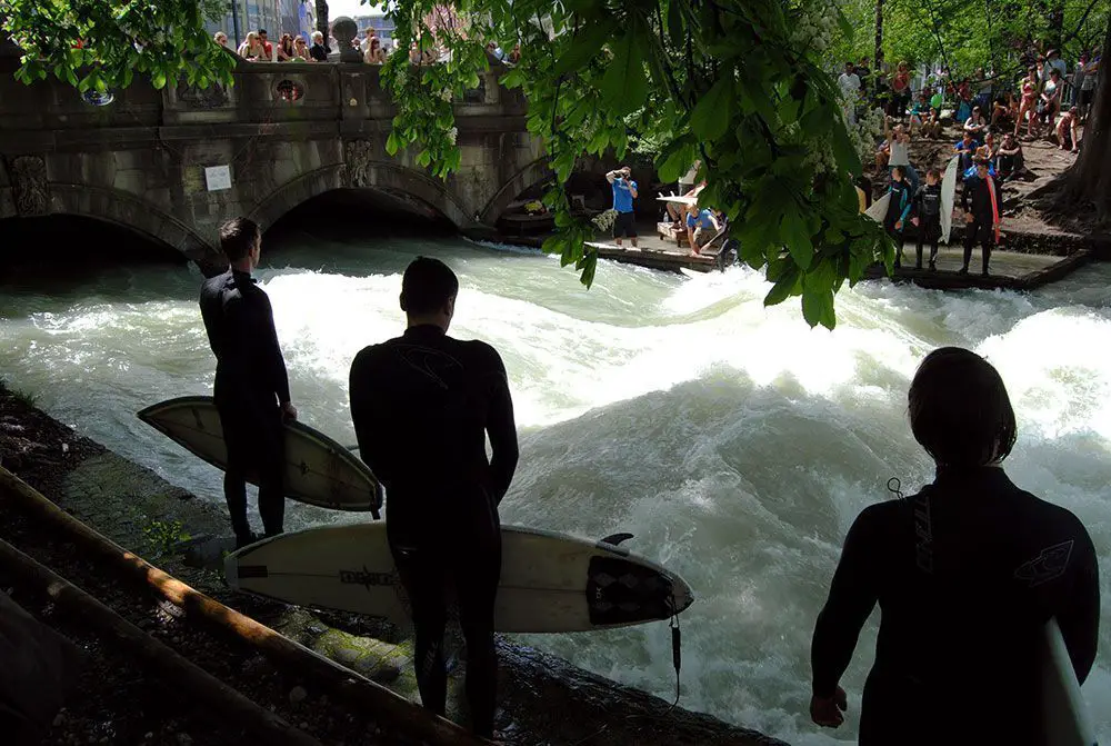Surf en el centro de Múnich 2 Esperando en el río Eisbach