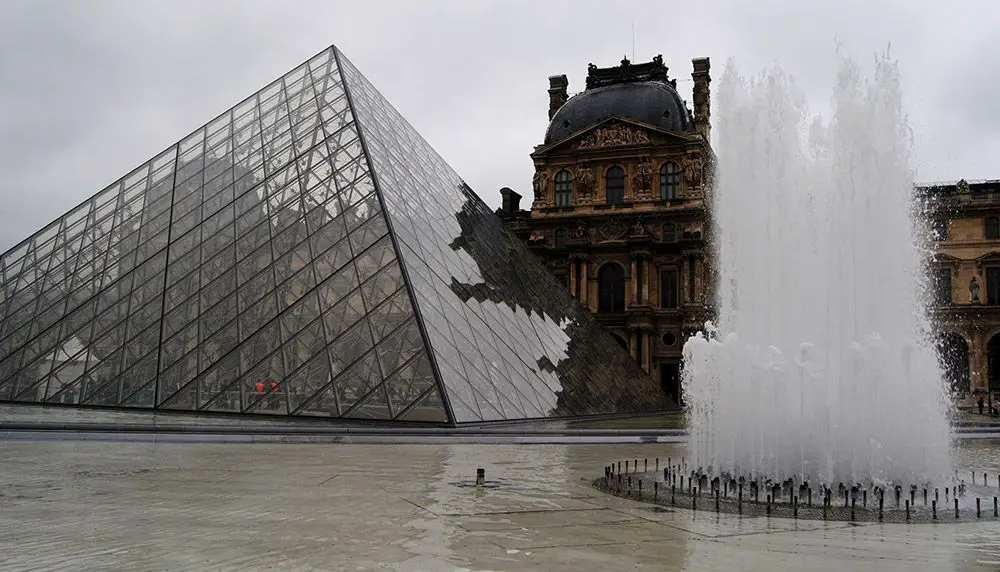 Parte exterior del Louvre