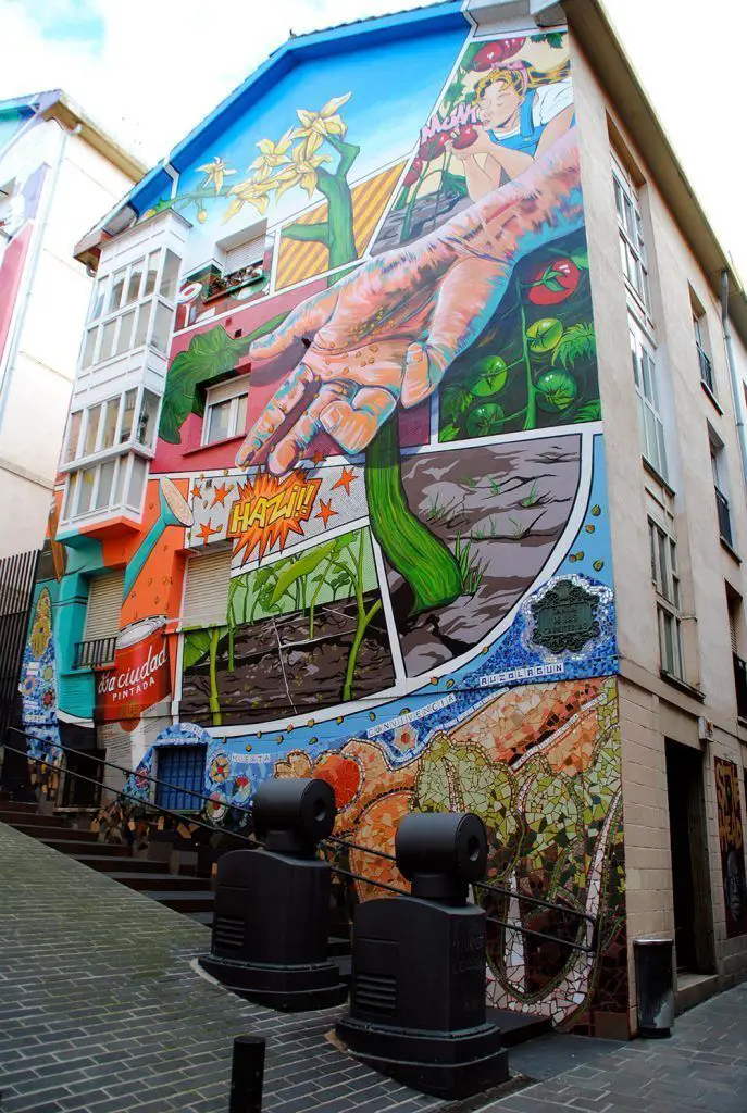 La ruta de los murales de Vitoria-Gasteiz 5 Mural Eskuz Esku (Herrería) en Vitoria