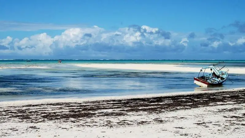 El mar retirado en la playa de Zanzíbar