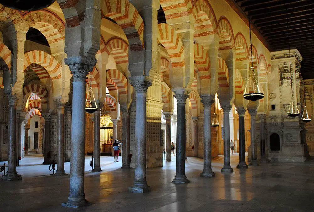 Dentro de la mezquita de Córdoba