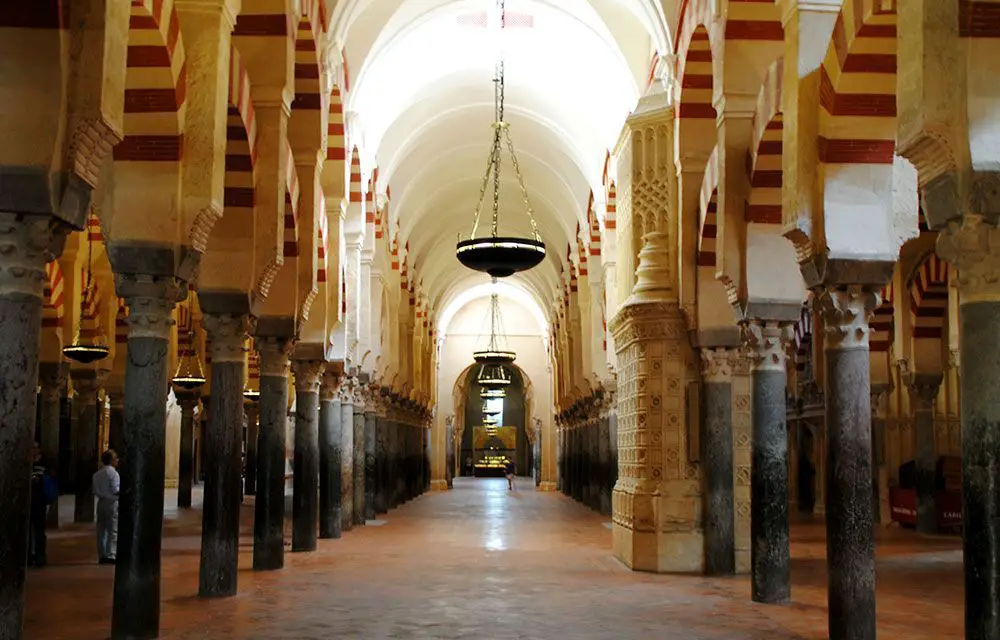 Líneas formadas por las columnas de la Mezquita