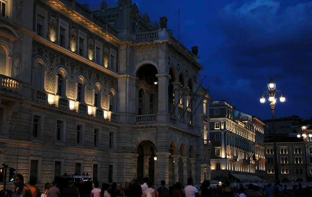 La plaza de Trieste de noche