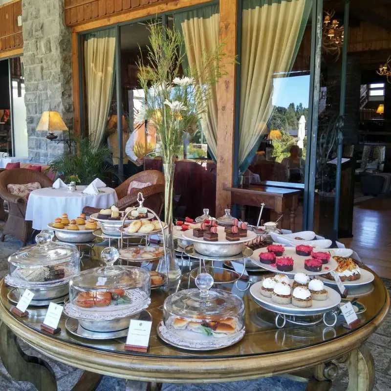 Mesa con dulces y sandwiches en el Hotel Llao Llao