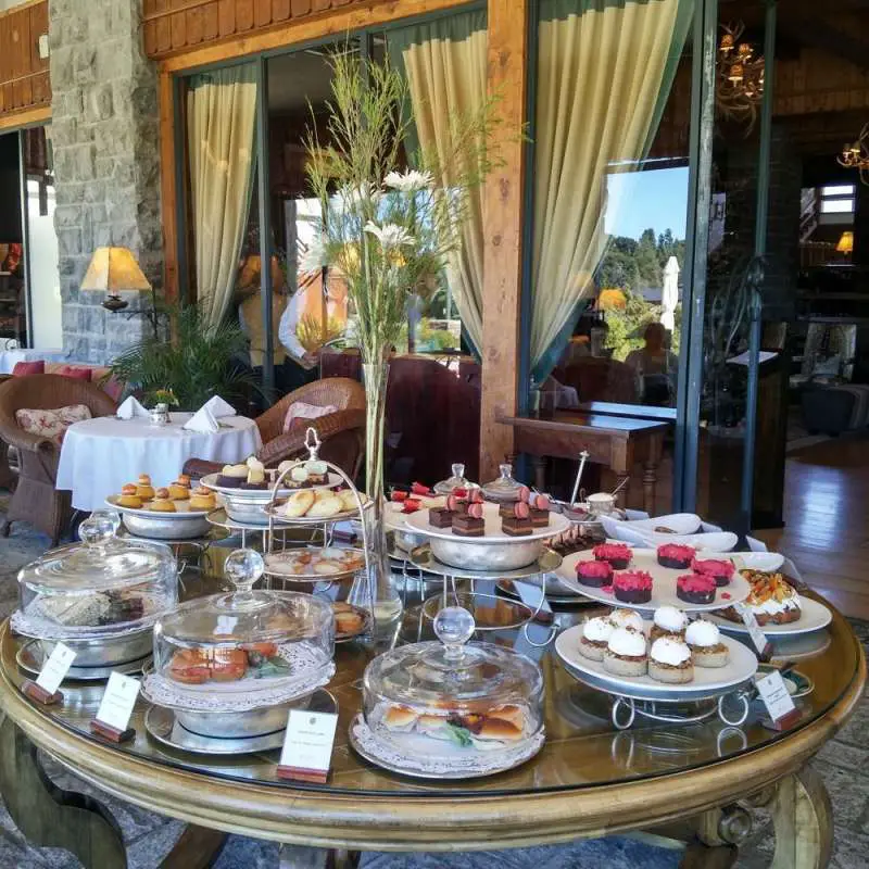 Una tarde y un té en el Hotel Llao Llao de Bariloche 4 Mesa con dulces y sandwiches en el Hotel Llao Llao
