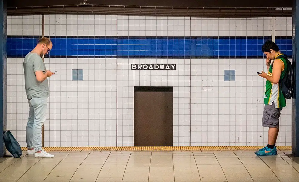 Dos hombres navegan por Internet en el metro de Nueva York. Imagen de Pixabay