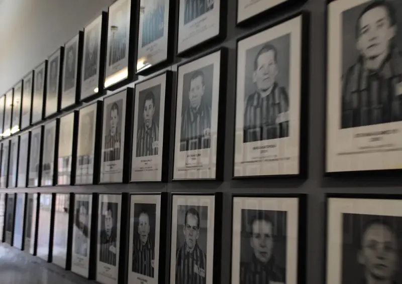 Fotografías de algunos prisioneros de Auschwitz.