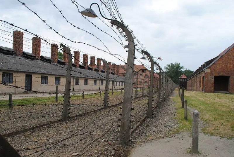 Cerca de seguridad en la entrada a Auschwitz