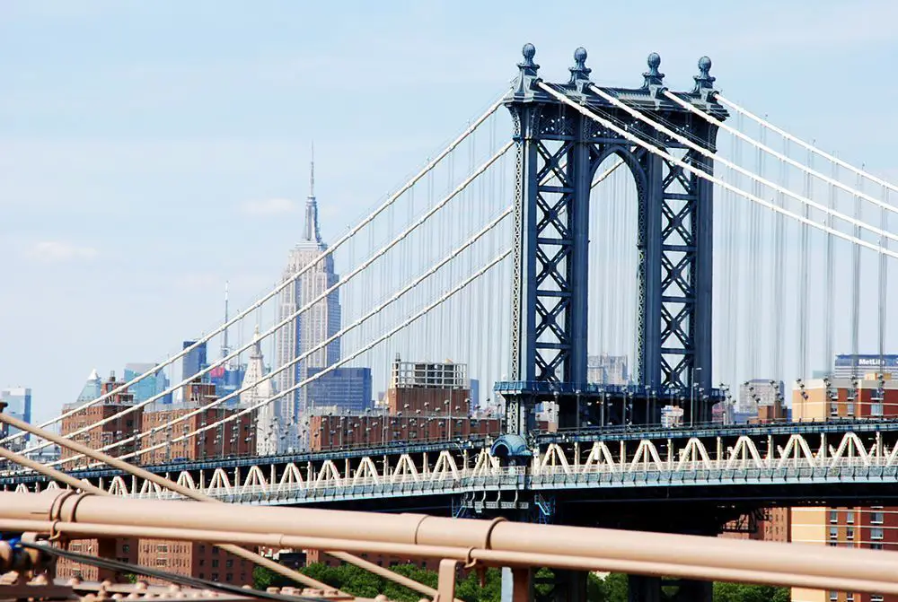 Puente de Brooklyn con el Empire State de fondo