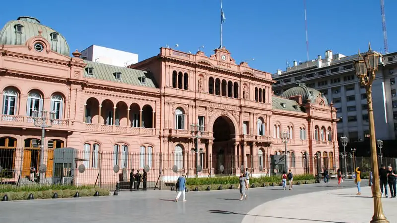 La Casa Rosada de Buenos Aires vista desde el lateral izquierdo