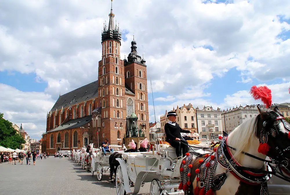 Plaza del Mercado y basílica gótica de Cracovia