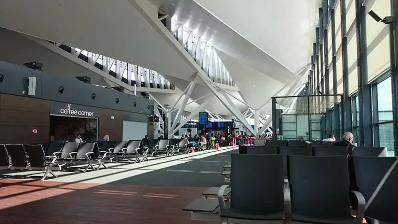 El aeropuerto de Gdańsk en Polonia 2 Imagen del interior del aeropuerto Gdansk