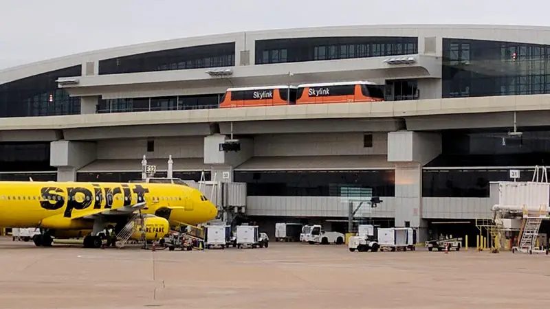 Escala en el aeropuerto de Dallas 2 Skylink del aeropuerto de Dallas