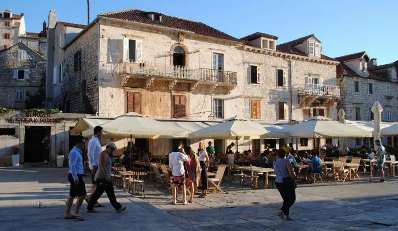 10 lugares que ver en Croacia imprescindibles 4 Una de las plazas y centro de Hvar