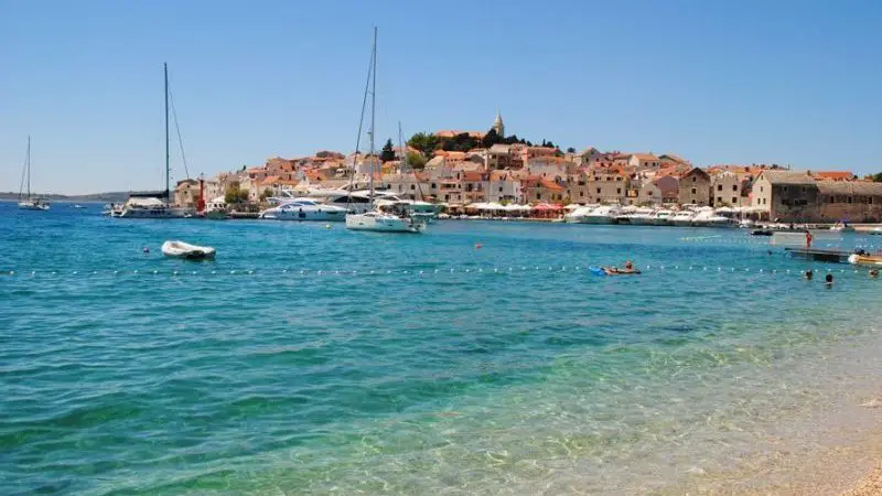 10 lugares que ver en Croacia imprescindibles 9 El puelo de Primosten, en Croacia