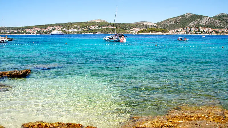 10 lugares que ver en Croacia imprescindibles 2 La playa de la isla Sveti Jerolim de Hvar en Croacia