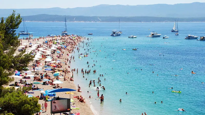 10 lugares que ver en Croacia imprescindibles 7 Imagen de la playa Zlatni Rat en Bol con la isla de Hvar al fondo