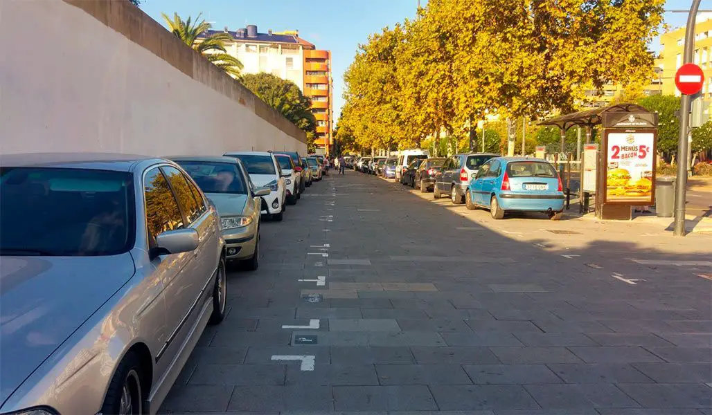 Coches aparcados en la acera en Valencia