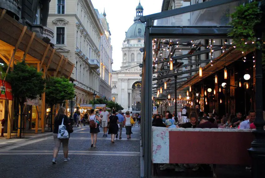 Mejores zonas dónde alojarse en Budapest 3 Barrio de Lipótváros. Al fondo la basílica de San Esteban