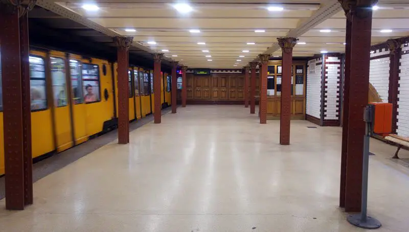 Cómo moverse en Budapest 2 Una de las paradas de metro de Budapest