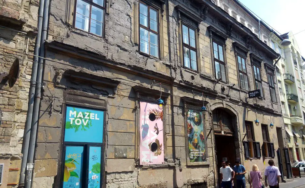 Fachada del ruin bar Mazel Tov de Budapest