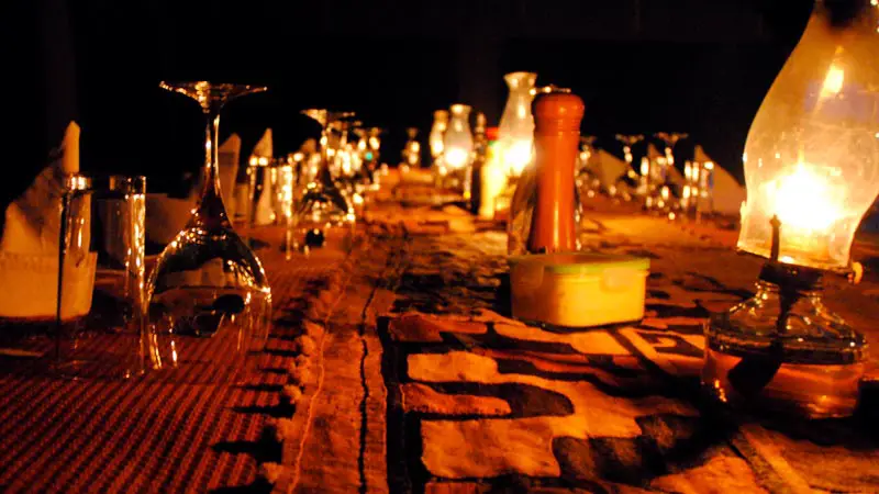 Mesa preparada para cenar en el Serengeti