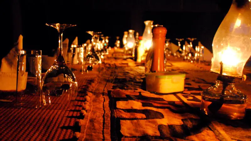 Una noche entre hienas en el Serengenti 4 Mesa preparada para cenar en el Serengeti