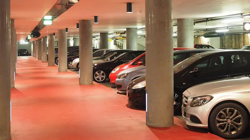 Interior de un parking para coches en Sevilla