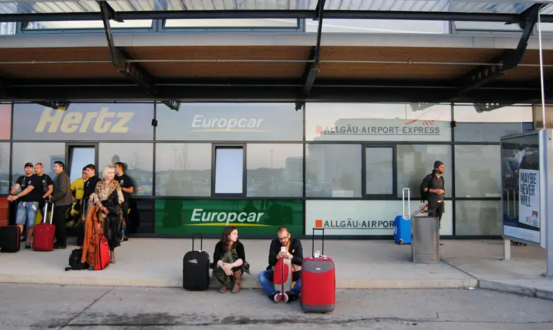 Cómo llegar a Múnich desde Memmingen 2 Esperando el autobús del aeropuerto de Memmingen