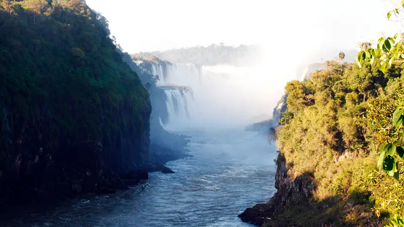 Las Cataratas de Iguazú desde Argentina y Brasil 5 Vista de las cataratas de Iguazú desde el sendero Yacaratia
