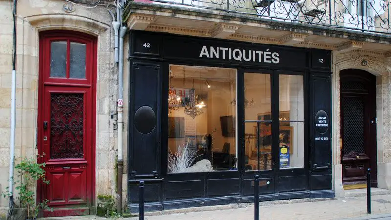 Tienda de antigüedades en la Rue Notre Dame de Burdeos