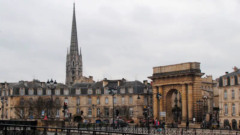 Qué ver en Burdeos en 3 días 6 Puerta de Bourbogne y campanario de Saint Michel en Burdeos