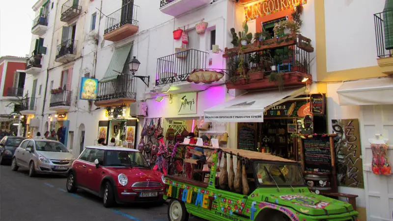 Coches de alquiler aparcados en Ibiza