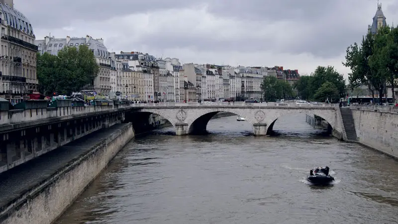 Río Sena a su paso por Montmartre en París