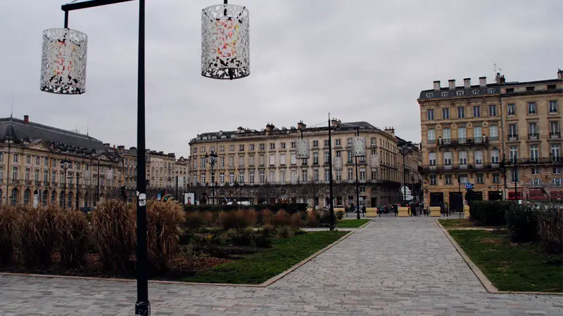 Paseo junto al río Garona en Burdeos