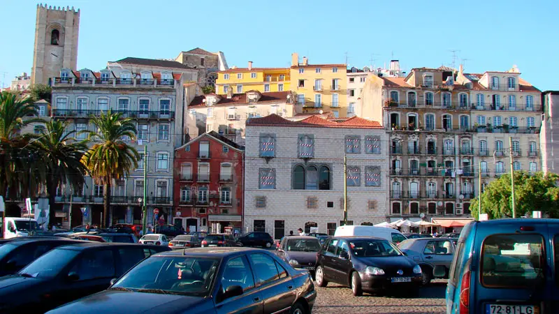 Coches aparcados en Lisboa