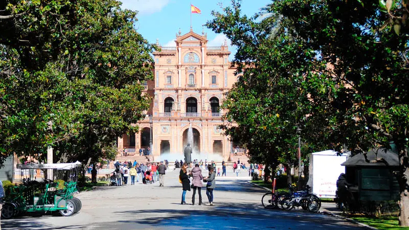 Plaza de España de Sevilla desde el parque de María Luisa