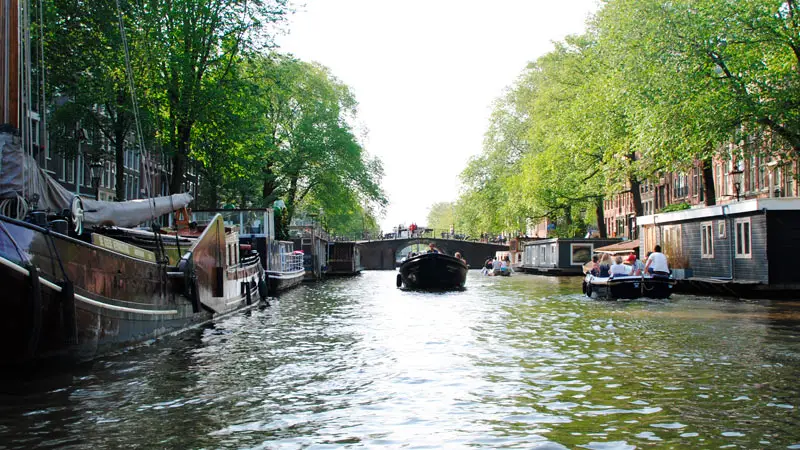 Casas flotantes en un canal de Ámsterdam