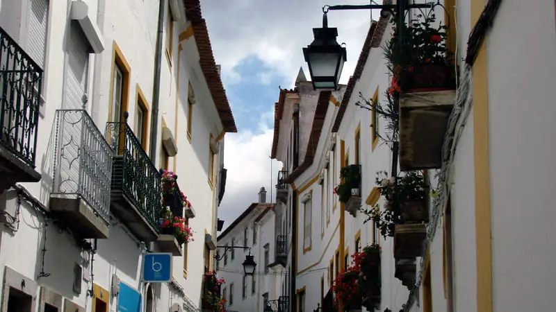 Évora, el pueblo más bonito del Alentejo 2 Calle céntrica de Évora