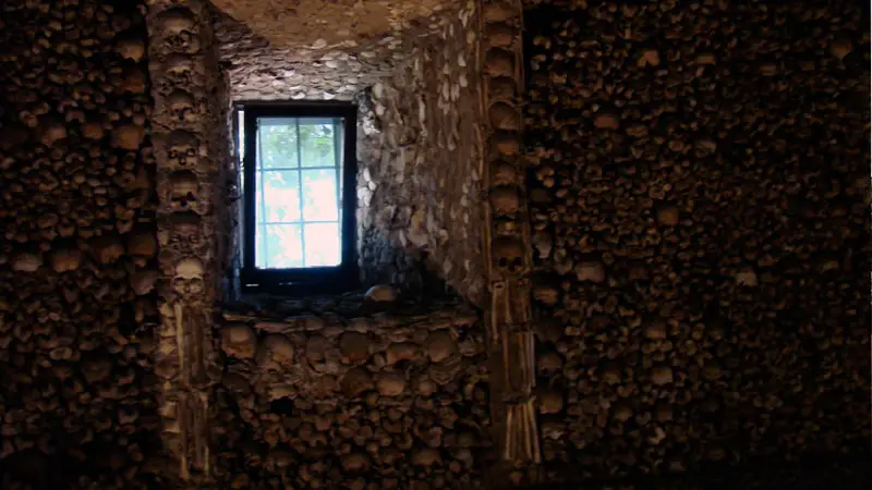 Évora, el pueblo más bonito del Alentejo 3 Dentro de la cripta de la capilla de los huesos de Évora