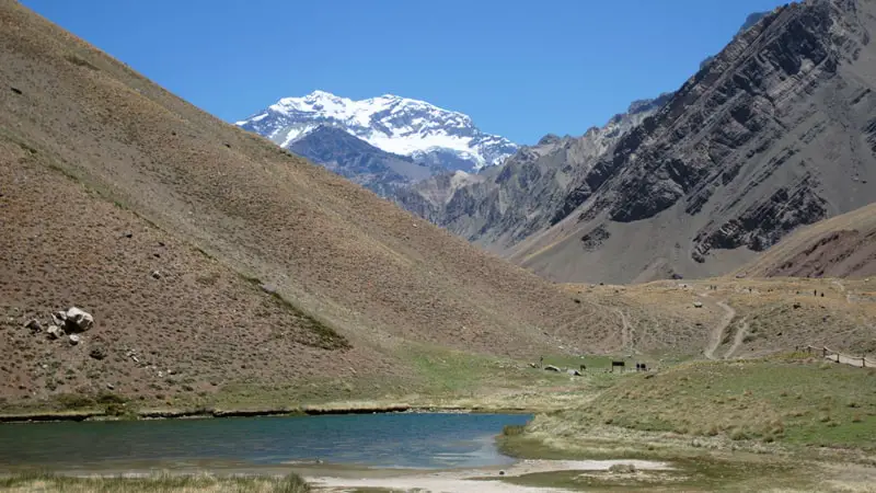 Cómo llegar al cerro Aconcagua desde Mendoza 6 Final del circuito Horcones, con la laguna y el cerro Aconcagua al fondo