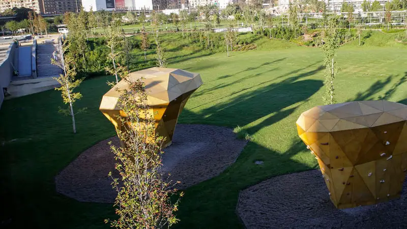 11 cosas que hacer en Valencia con niños 8 Rocódromo y tobogán para niños (al fondo) del Parque Central