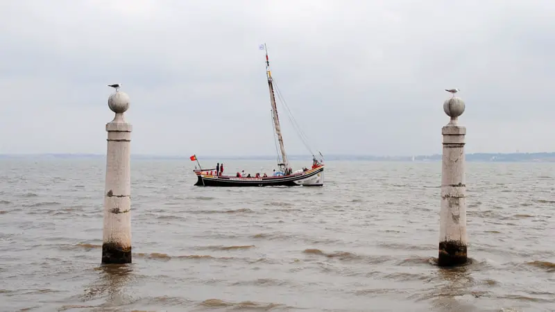 Un barco pasando frente a la praça do Comercio de Lisboa