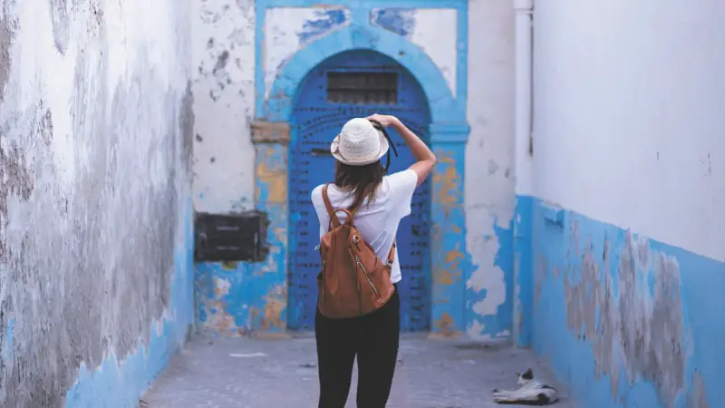 Las mejores excursiones desde Marrakech 2 Chica fotografía una puerta en Essaouira