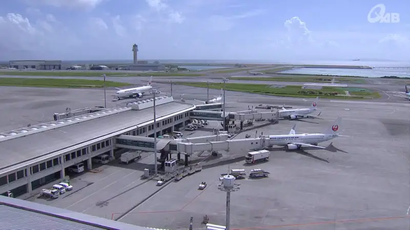 Captura de pantalla de la cámara que emite en directo desde el aeropuerto de Okinawa