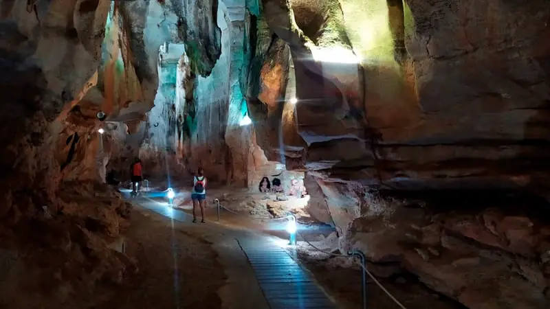Interior de las Cuevas de las Calaveras de Benidoleig
