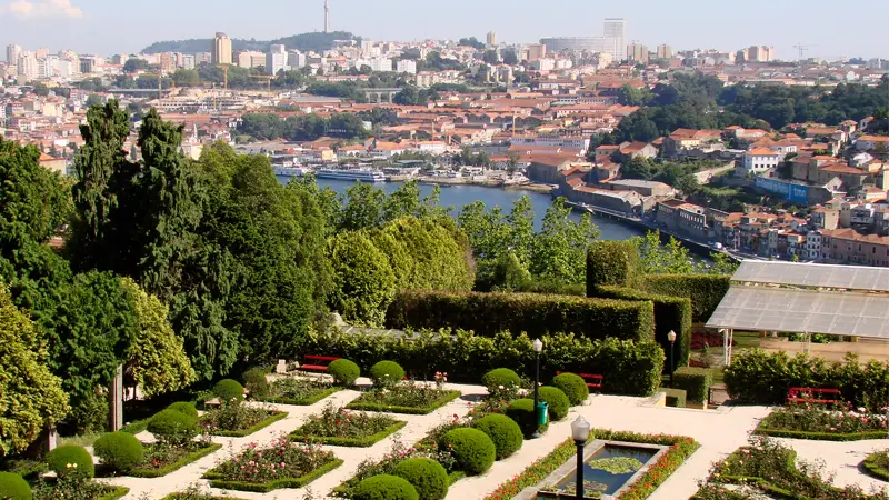 Jardines del palacio de cristal con vistas al Duero